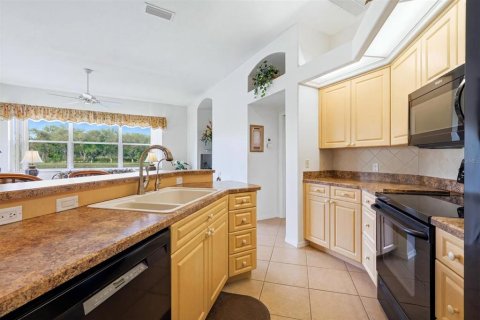 House in Port Charlotte, Florida 3 bedrooms, 176.51 sq.m. № 2230707 - photo 11