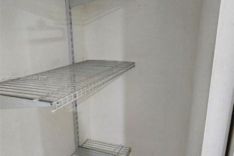 Commercial property in Miami, Florida 170.94 sq.m. № 2041408 - photo 30