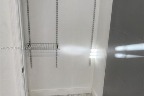 Commercial property in Miami, Florida 170.94 sq.m. № 2041408 - photo 9