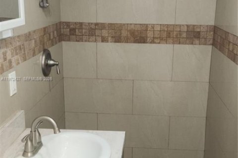 Commercial property in Miami, Florida 170.94 sq.m. № 2041408 - photo 23