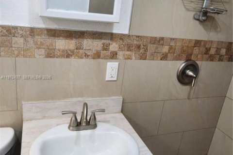 Commercial property in Miami, Florida 170.94 sq.m. № 2041408 - photo 26