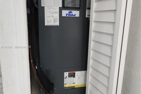 Commercial property in Miami, Florida 170.94 sq.m. № 2041408 - photo 7