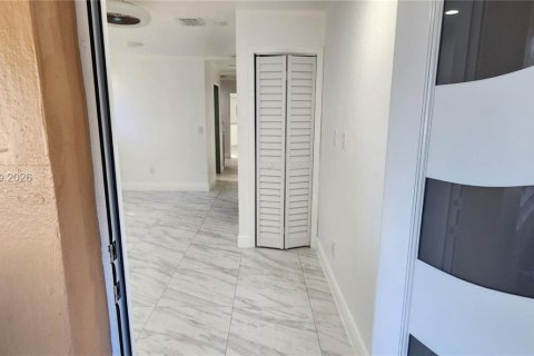 Commercial property in Miami, Florida 170.94 sq.m. № 2041408 - photo 2