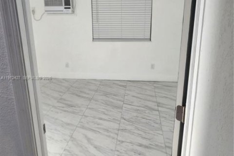 Commercial property in Miami, Florida 170.94 sq.m. № 2041408 - photo 14