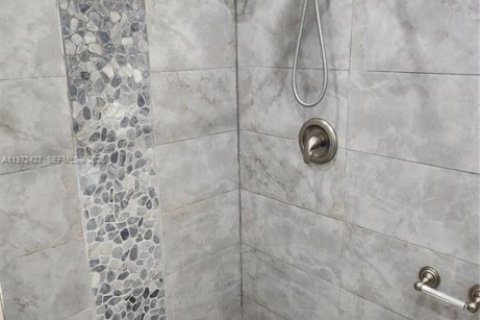 Commercial property in Miami, Florida 170.94 sq.m. № 2041408 - photo 13