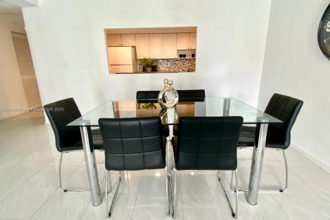Condo in Sunny Isles Beach, Florida, 1 bedroom  № 2081667 - photo 13
