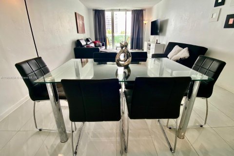 Condo in Sunny Isles Beach, Florida, 1 bedroom  № 2081667 - photo 11