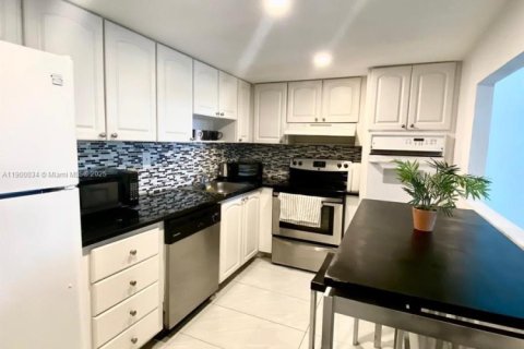 Condo in Sunny Isles Beach, Florida, 1 bedroom  № 2081667 - photo 15