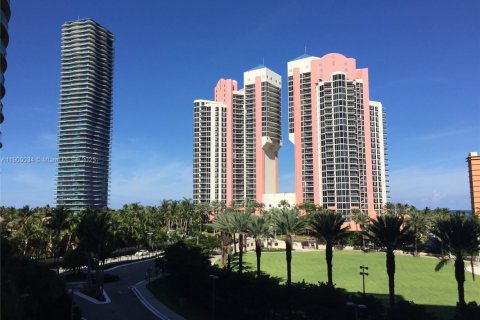 Condo in Sunny Isles Beach, Florida, 1 bedroom  № 2081667 - photo 2