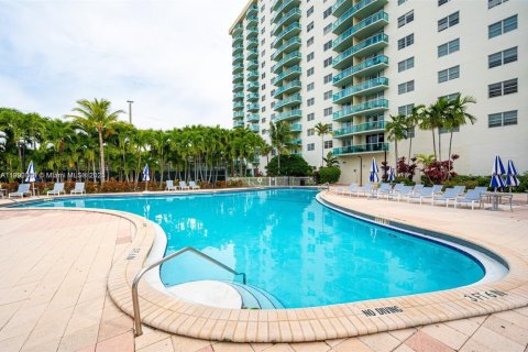 Condo in Sunny Isles Beach, Florida, 1 bedroom  № 2081667 - photo 27