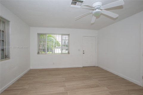 House in North Miami Beach, Florida 3 bedrooms, 103.12 sq.m. № 2011067 - photo 5