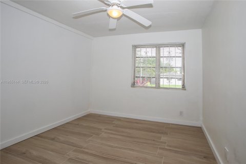 House in North Miami Beach, Florida 3 bedrooms, 103.12 sq.m. № 2011067 - photo 7