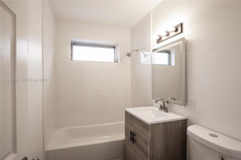 House in North Miami Beach, Florida 3 bedrooms, 103.12 sq.m. № 2011067 - photo 3
