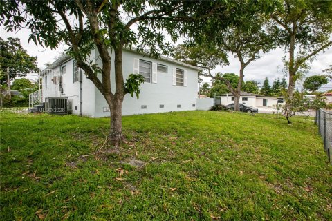 House in North Miami Beach, Florida 3 bedrooms, 103.12 sq.m. № 2011067 - photo 12