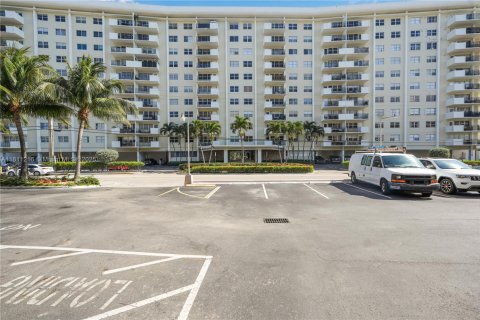 Condo in Hallandale Beach, Florida, 2 bedrooms  № 1756018 - photo 30