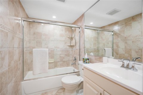 Condo in Hallandale Beach, Florida, 2 bedrooms  № 1756018 - photo 14