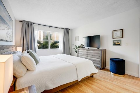 Condo in Hallandale Beach, Florida, 2 bedrooms  № 1756018 - photo 17