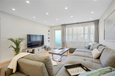 Condo in Hallandale Beach, Florida, 2 bedrooms  № 1756018 - photo 11