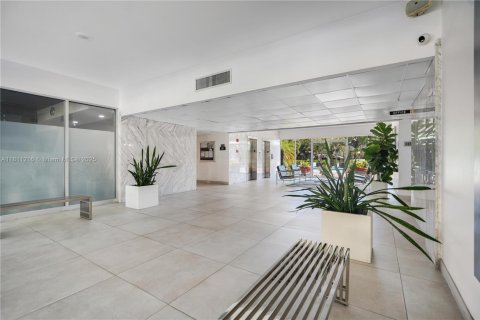 Condo in Hallandale Beach, Florida, 2 bedrooms  № 1756018 - photo 29
