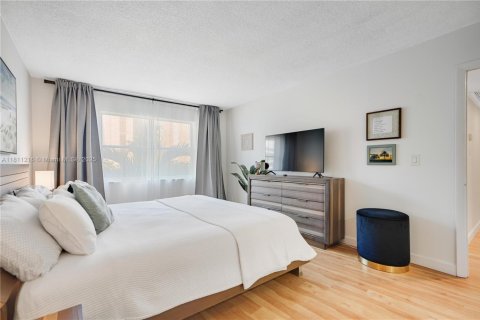 Condo in Hallandale Beach, Florida, 2 bedrooms  № 1756018 - photo 16