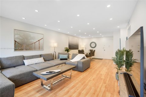 Condo in Hallandale Beach, Florida, 2 bedrooms  № 1756018 - photo 9