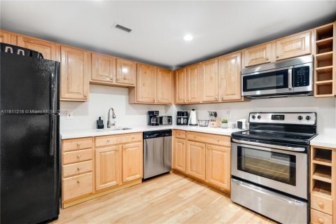 Condo in Hallandale Beach, Florida, 2 bedrooms  № 1756018 - photo 7