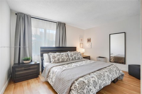 Condo in Hallandale Beach, Florida, 2 bedrooms  № 1756018 - photo 12