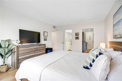 Condo in Hallandale Beach, Florida, 2 bedrooms  № 1756018 - photo 18