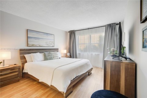 Condo in Hallandale Beach, Florida, 2 bedrooms  № 1756018 - photo 15