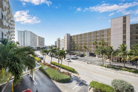 Condo in Hallandale Beach, Florida, 2 bedrooms  № 1756018 - photo 26