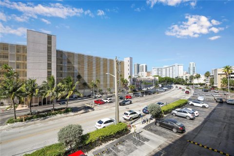 Condo in Hallandale Beach, Florida, 2 bedrooms  № 1756018 - photo 24