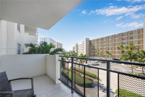 Condo in Hallandale Beach, Florida, 2 bedrooms  № 1756018 - photo 25