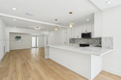 House in Fort Lauderdale, Florida 5 bedrooms, 277.31 sq.m. № 2056055 - photo 22