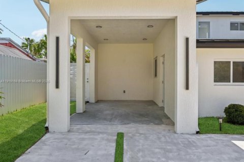 House in Fort Lauderdale, Florida 5 bedrooms, 277.31 sq.m. № 2056055 - photo 8