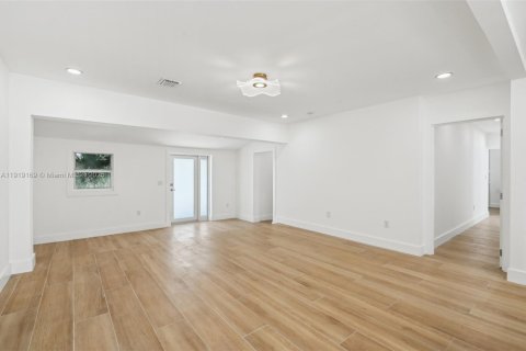 House in Fort Lauderdale, Florida 5 bedrooms, 277.31 sq.m. № 2056055 - photo 13