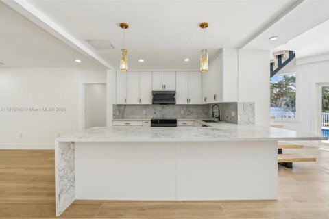 House in Fort Lauderdale, Florida 5 bedrooms, 277.31 sq.m. № 2056055 - photo 16