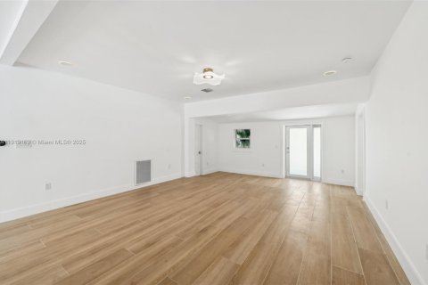 House in Fort Lauderdale, Florida 5 bedrooms, 277.31 sq.m. № 2056055 - photo 12