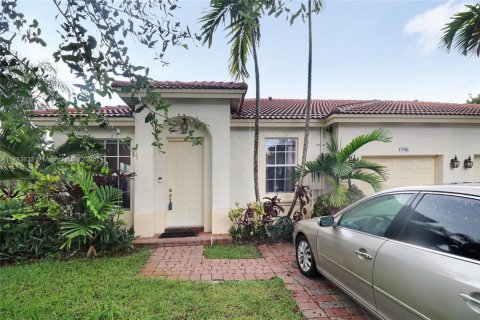 Townhouse in Pembroke Pines, Florida 3 bedrooms, 125.23 sq.m. № 1929827 - photo 1
