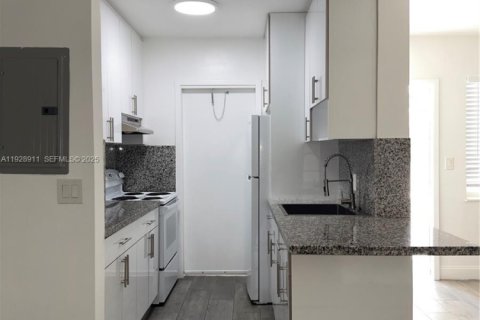 Casa en alquiler en Miami, Florida, 1 dormitorio № 1987867 - foto 2