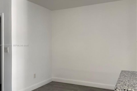 Casa en alquiler en Miami, Florida, 1 dormitorio № 1987867 - foto 3