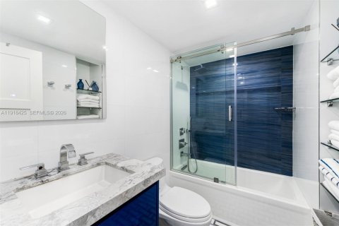 Condo in Miami Beach, Florida, 2 bedrooms  № 2056259 - photo 13