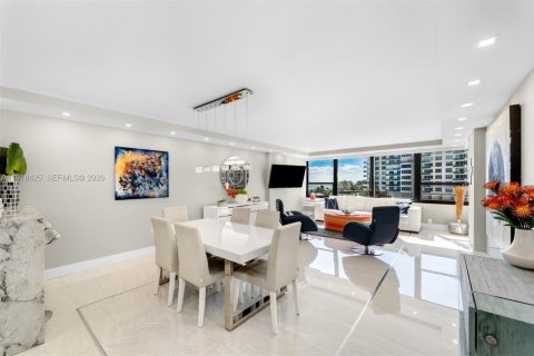 Condo in Miami Beach, Florida, 2 bedrooms  № 2056259 - photo 1