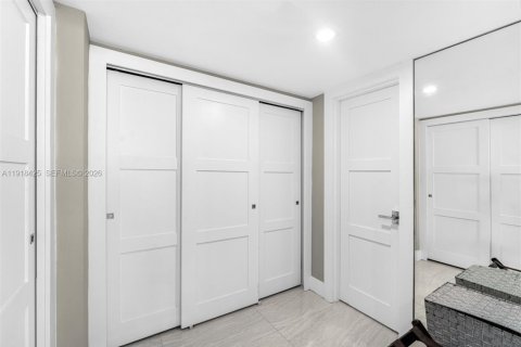 Condo in Miami Beach, Florida, 2 bedrooms  № 2056259 - photo 17