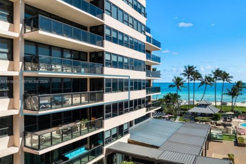 Condo in Miami Beach, Florida, 2 bedrooms  № 2056259 - photo 20