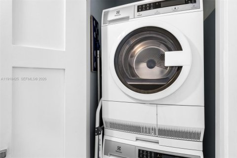 Condo in Miami Beach, Florida, 2 bedrooms  № 2056259 - photo 14