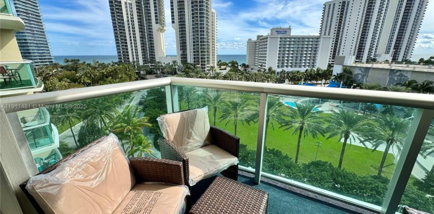 Кондоминиум с 1 спальней в Санни-Айлс-Бич, Флорида № 1967323