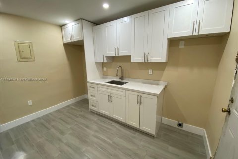 Appartement à louer à Miami, Floride: 2 chambres, 207.54 m2 № 1986091 - photo 2