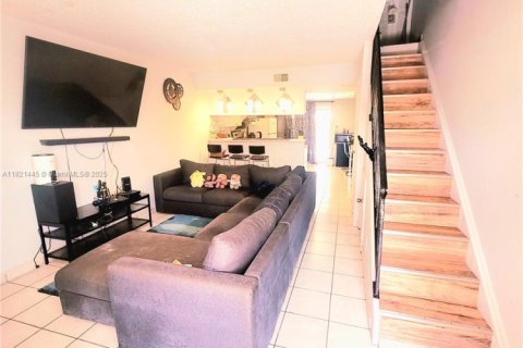 Condominio en venta en Hialeah, Florida, 2 dormitorios, 80.92 m2 № 1781689 - foto 2