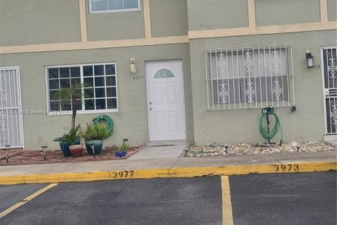 Condominio en venta en Hialeah, Florida, 2 dormitorios, 80.92 m2 № 1781689 - foto 1