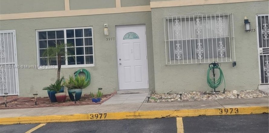 Condominio en Hialeah, Florida, 2 dormitorios  № 1781689